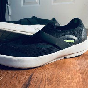 10.5 Oofos OOmg Low Shoe Mens White & Black - Orthopedic Mesh Shoe Foot Support